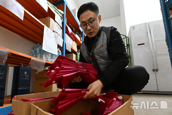 [광주=뉴시스] 이영주 기자 = 중동전쟁 여파로 종량제봉투 품귀와 석유화학제품들의 가격 상승 우려가 예상되는 25일 오전 광주 한 대형마트에서 직원이 종량제 봉투들을 정리하고 있다. 2026.03.25. leeyj2578@newsis.com