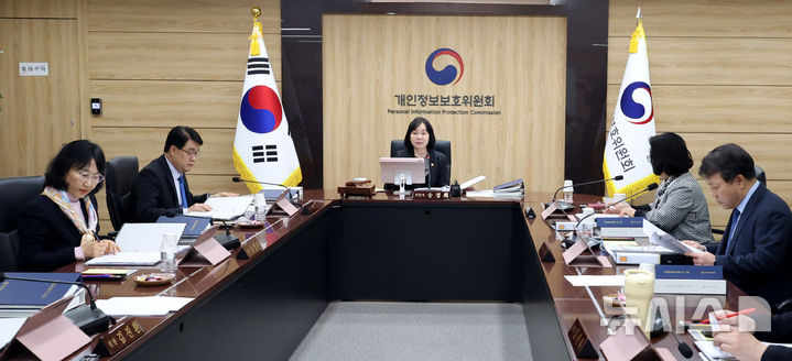 [서울=뉴시스] 추상철 기자 = 송경희 개인정보보호위원회 위원장이 25일 오후 서울 종로구 정부서울청사에서 열린 제5회 전체회의에서 발언하고 있다. 2026.03.25. scchoo@newsis.com
