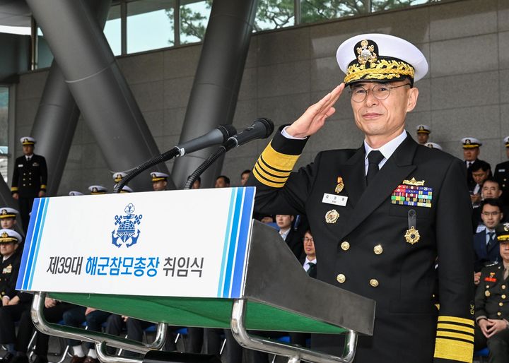 [서울=뉴시스] 김경률 신임 해군참모총장이 25일 충남 계룡대 대연병장에서 열린 제39대 해군참모총장 취임식에서 해군·해병대 장병 및 군무원들의 경례를 받고 있다. (사진=해군 제공) 2026.03.25. photo@newsis.com *재판매 및 DB 금지