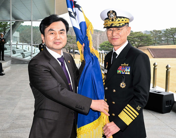[서울=뉴시스] 안규백(왼쪽) 국방부 장관이 25일 충남 계룡대 대연병장에서 열린 제39대 해군참모총장 취임식에서 김경률 신임 해군참모총장에게 해군기를 수여하고 있다. (사진=해군 제공) 2026.03.25. photo@newsis.com *재판매 및 DB 금지
