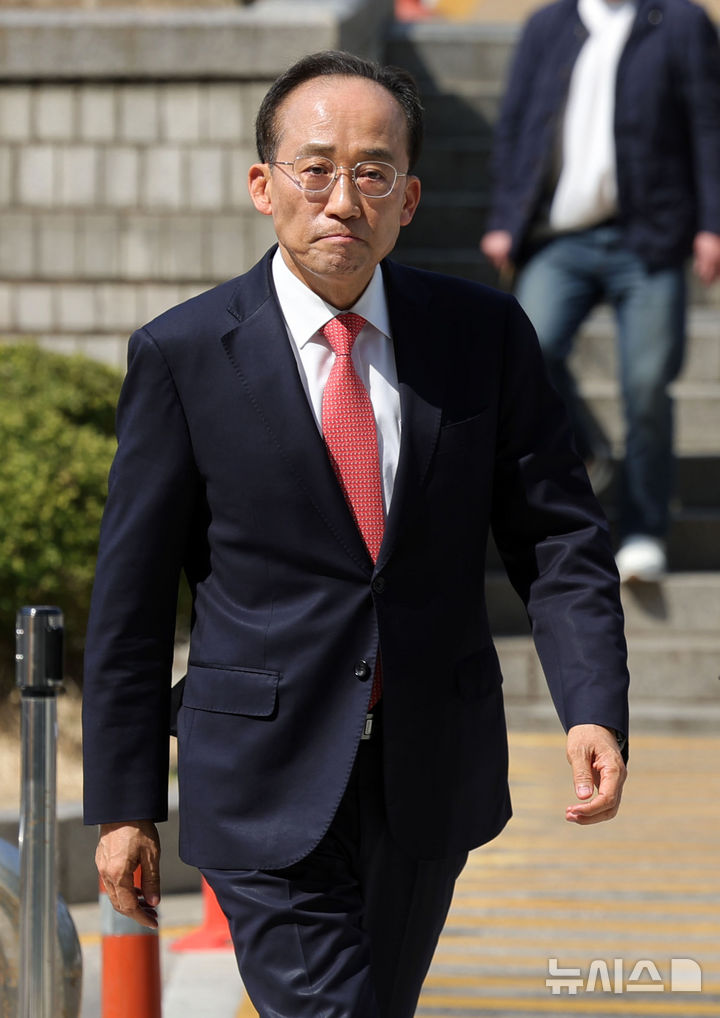 [서울=뉴시스] 홍효식 기자 = 12·3 비상계엄 당시 국회의 계엄 해제 표결을 방해한 혐의로 기소된 추경호 국민의힘 의원이 25일 서울 서초구 서울중앙지방법원에서 열리는 첫 공판에 출석하고 있다. 2026.03.25. yesphoto@newsis.com