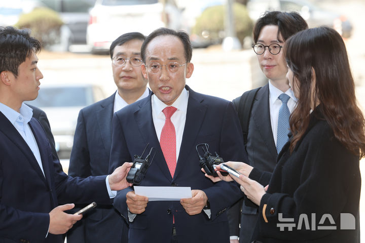 [서울=뉴시스] 홍효식 기자 = 12·3 비상계엄 당시 국회의 계엄 해제 표결을 방해한 혐의로 기소된 추경호 국민의힘 의원이 25일 서울 서초구 서울중앙지방법원에서 열리는 첫 공판에 출석하며 입장을 밝히고 있다. (공동취재) 2026.03.25. photo@newsis.com