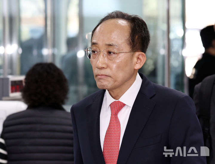 [서울=뉴시스] 홍효식 기자 = 12·3 비상계엄 당시 국회의 계엄 해제 표결을 방해한 혐의로 기소된 추경호 국민의힘 의원이 25일 서울 서초구 서울중앙지방법원에서 열리는 첫 공판에 출석하고 있다. (공동취재) 2026.03.25. photo@newsis.com