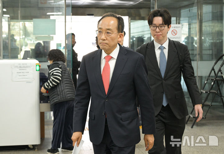 [서울=뉴시스] 홍효식 기자 = 12·3 비상계엄 당시 국회의 계엄 해제 표결을 방해한 혐의로 기소된 추경호 국민의힘 의원이 25일 서울 서초구 서울중앙지방법원에서 열리는 첫 공판에 출석하고 있다. (공동취재) 2026.03.25. photo@newsis.com