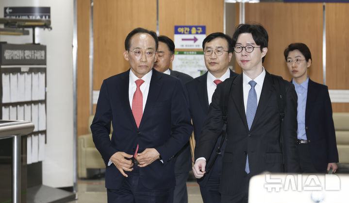 [서울=뉴시스] 홍효식 기자 = 12·3 비상계엄 당시 국회의 계엄 해제 표결을 방해한 혐의로 기소된 추경호 국민의힘 의원이 25일 서울 서초구 서울중앙지방법원에서 열리는 첫 공판에 출석하고 있다. (공동취재) 2026.03.25. photo@newsis.com