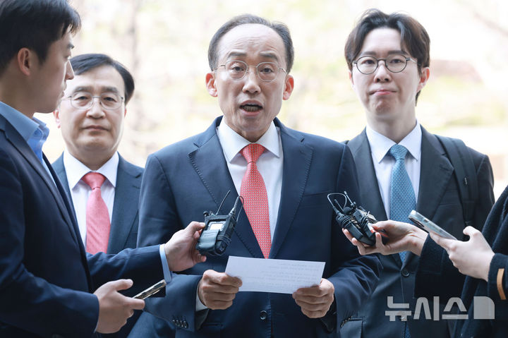 [서울=뉴시스] 홍효식 기자 = 12·3 비상계엄 당시 국회의 계엄 해제 표결을 방해한 혐의로 기소된 추경호 국민의힘 의원이 25일 서울 서초구 서울중앙지방법원에서 열리는 첫 공판에 출석하며 입장을 밝히고 있다. (공동취재) 2026.03.25. photo@newsis.com