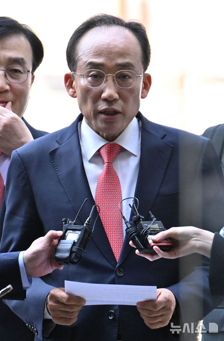 [서울=뉴시스] 홍효식 기자 = 12·3 비상계엄 당시 국회의 계엄 해제 표결을 방해한 혐의로 기소된 추경호 국민의힘 의원이 25일 서울 서초구 서울중앙지방법원에서 열리는 첫 공판에 출석하며 입장을 밝히고 있다. (공동취재) 2026.03.25. photo@newsis.com