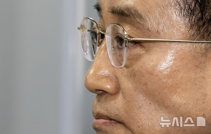 [서울=뉴시스] 홍효식 기자 = 12·3 비상계엄 당시 국회의 계엄 해제 표결을 방해한 혐의로 기소된 추경호 국민의힘 의원이 25일 서울 서초구 서울중앙지방법원에서 열리는 첫 공판에 출석하고 있다. (공동취재) 2026.03.25. photo@newsis.com