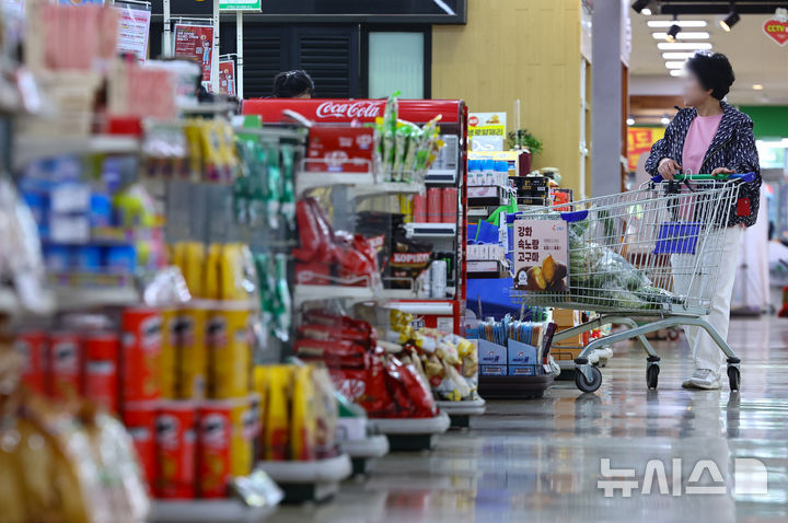 [서울=뉴시스] 황준선 기자 = 25일 서울 시내 한 대형마트에서 소비자들이 장을 보고 있다. 2026.03.25. hwang@newsis.com