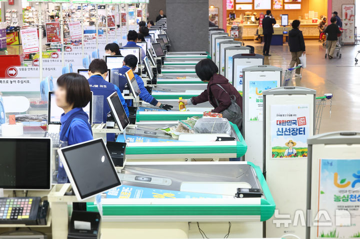 [서울=뉴시스] 황준선 기자 = 서울 시내 한 대형마트에서 소비자들이 장을 보고 있다. 2026.03.25. hwang@newsis.com