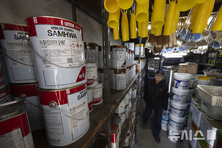 [서울=뉴시스] 김근수 기자 = 중동사태 여파로 석유화학 연료인 나프타 재고가 급감하면서 국내 페인트업체들이 가격을 올리는 가운데 지난 25일 서울 시내의 한 페인트 도매점에 페인트 통이 놓여 있는 모습. 2026.03.25. ks@newsis.com **이 사진은 기사 내용과 직접 관련 없습니다**