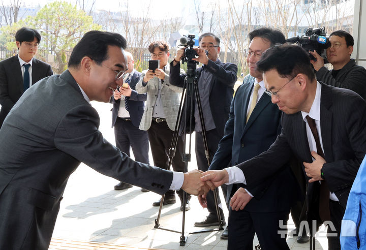 [세종=뉴시스] 강종민 기자 = 박홍근 기획예산처 초대 장관이 25일 세종시 정부세종청사에 첫 출근, 강영규 미래전략기획실장과 악수하고 있다. 2026.03.25. ppkjm@newsis.com