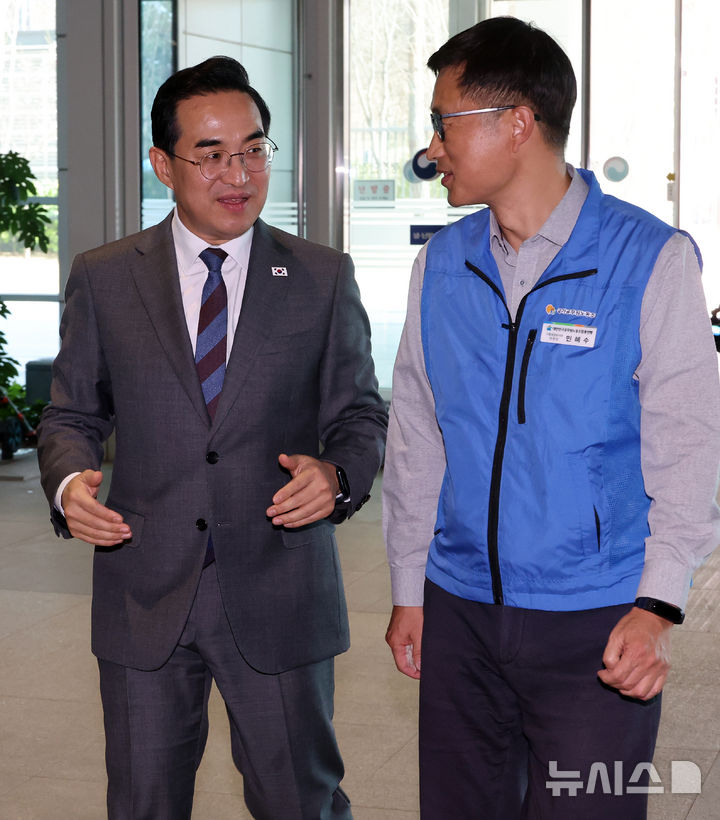 [세종=뉴시스] 강종민 기자 = 박홍근 기획예산처 초대 장관이 25일 세종시 정부세종청사에 첫 출근, 민혜수 공무원노조 기획재정부지부 위원장과 대화하며 집무실로 향하고 있다. 2026.03.25. ppkjm@newsis.com