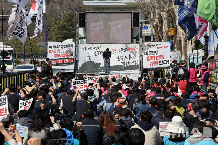 [서울=뉴시스] 배훈식 기자 = 전국민주노동조합총연맹 조합원들이 25일 오후 서울 종로구 청와대 사랑채 인근에서 미국·이스라엘 침략전쟁 규탄! 파병 반대! 결의대회를 하고 있다. 2026.03.25. dahora83@newsis.com