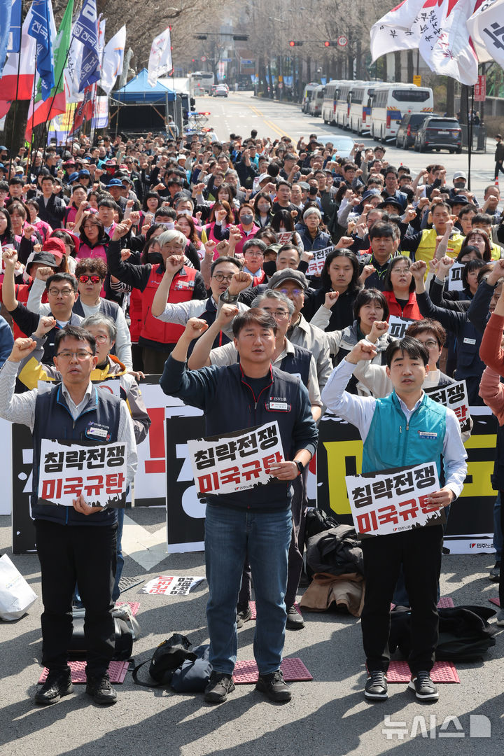 [서울=뉴시스] 배훈식 기자 = 전국민주노동조합총연맹 조합원들이 25일 오후 서울 종로구 청와대 사랑채 인근에서 미국·이스라엘 침략전쟁 규탄! 파병 반대! 결의대회를 하고 있다. 2026.03.25. dahora83@newsis.com