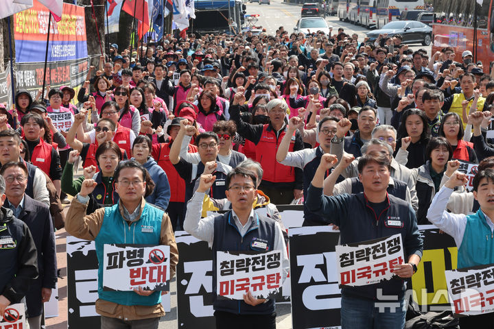 [서울=뉴시스] 배훈식 기자 = 전국민주노동조합총연맹 조합원들이 25일 오후 서울 종로구 청와대 사랑채 인근에서 미국·이스라엘 침략전쟁 규탄! 파병 반대! 결의대회를 하고 있다. 2026.03.25. dahora83@newsis.com