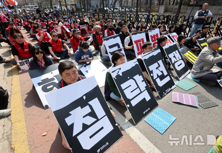 [서울=뉴시스] 배훈식 기자 = 전국민주노동조합총연맹 조합원들이 25일 오후 서울 종로구 청와대 사랑채 인근에서 미국·이스라엘 침략전쟁 규탄! 파병 반대! 결의대회를 하고 있다. 2026.03.25. dahora83@newsis.com