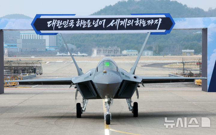 [사천=뉴시스] 고범준 기자 = 25일 경남 사천 한국항공우주산업(KAI)에서 이재명 대통령이 참석한 가운데 KF-21 양산 1호기가 공개되고 있다. 2026.03.25. bjko@newsis.com