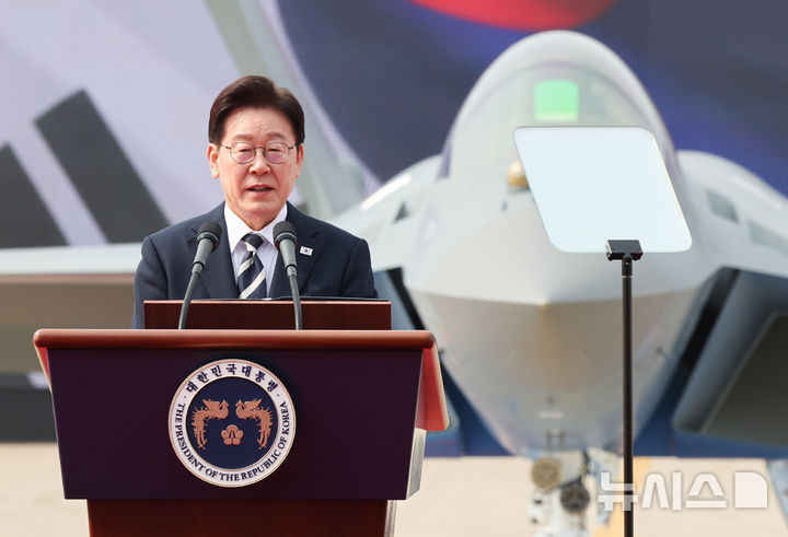 [사천=뉴시스] 고범준 기자 = 이재명 대통령이 25일 경남 사천 한국항공우주산업(KAI)에서 열린 KF-21 양산 1호기 출고식에서 격려사를 하고 있다. 2026.03.25. bjko@newsis.com