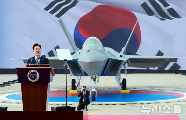 [사천=뉴시스] 고범준 기자 = 이재명 대통령이 25일 경남 사천 한국항공우주산업(KAI)에서 열린 KF-21 양산 1호기 출고식에서 격려사를 하고 있다. 2026.03.25. bjko@newsis.com