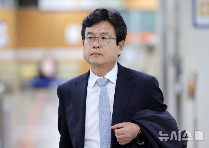 [서울=뉴시스] 홍효식 기자 = 12·3 비상계엄 당시 사후 계엄선포문을 작성한 혐의 등으로 재판에 넘겨진 강의구 전 대통령실 부속실장의 재판이 25일 본격 시작됐다. 사진은 강 전 실장이 이날 서울 서초구 서울중앙지방법원에서 열리는 첫 공판에 출석하는 모습. 2026.03.25. yesphoto@newsis.com