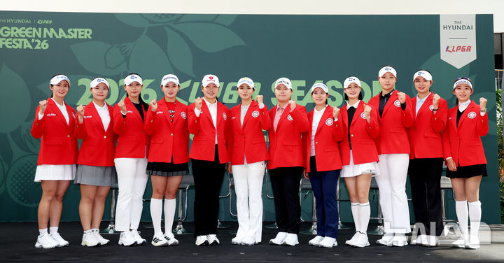 [서울=뉴시스] 김진아 기자 = 25일 서울 여의도 더현대 서울 사운즈 포레스트에서 열린 '2026 KLPGA 시즌 오프닝 세리머니(출정식)'에서 제18대 KLPGA 홍보모델 선수들이 포즈를 취하고 있다. 왼쪽부터 이세희, 임희정, 이율린, 박현경, 유현조, 이가영, 홍정민, 박민지, 박결, 김민솔, 박혜준, 배소현. 2026.03.25. bluesoda@newsis.com