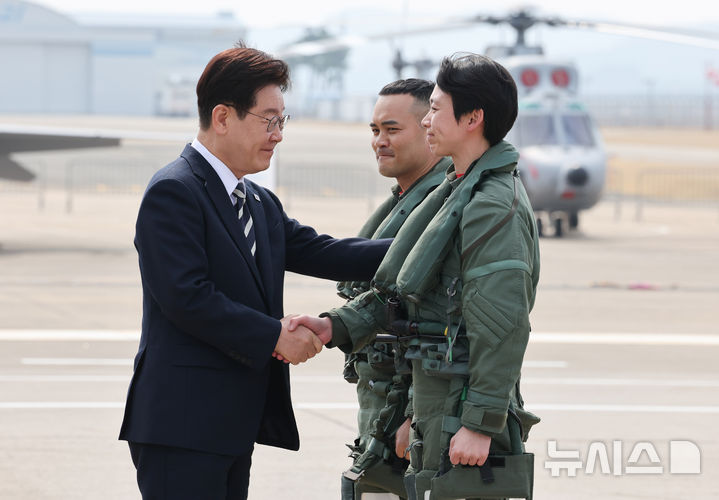 [사천=뉴시스] 고범준 기자 = 이재명 대통령이 25일 경남 사천 한국항공우주산업(KAI)에서 열린 KF-21 양산 1호기 출고식에서 조종사인 전승현 제281시험비행대대 대대장, 정다정 52전대 작전과장을 격려하고 있다. 2026.03.25. bjko@newsis.com