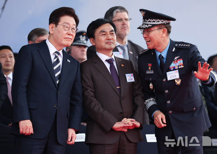 [사천=뉴시스] 고범준 기자 = 이재명 대통령이 25일 경남 사천 한국항공우주산업(KAI)에서 열린 KF-21 양산 1호기 출고식에서 안규백 국방부 장관, 손성락 공군참모총장과 대화하고 있다. 2026.03.25. bjko@newsis.com