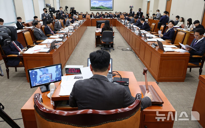 [서울=뉴시스] 김금보 기자 = 안호영 국회 기후에너지환경노동위원회 위원장이 25일 오후 서울 여의도 국회에서 열린 전체회의에서 의사봉을 두드리고 있다. 2026.03.25. kgb@newsis.com