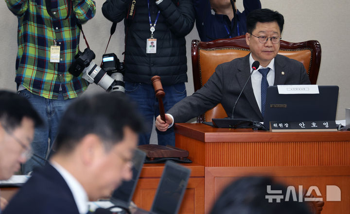 [서울=뉴시스] 김금보 기자 = 안호영 국회 기후에너지환경노동위원회 위원장이 지난 3월25일 오후 서울 여의도 국회에서 열린 전체회의에서 의사봉을 두드리고 있다. 2026.03.25. kgb@newsis.com