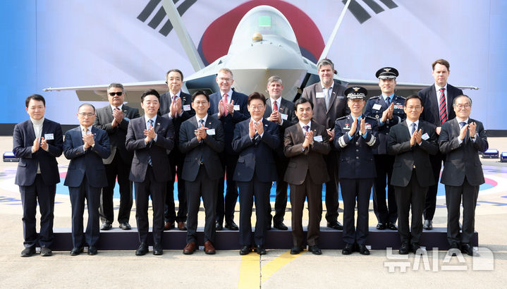 [사천=뉴시스] 고범준 기자 = 이재명 대통령이 25일 경남 사천 한국항공우주산업(KAI)에서 열린 KF-21 양산 1호기 출고식에서 참석자들과 기념촬영을 하고 있다. 2026.03.25. bjko@newsis.com