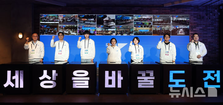 [서울=뉴시스] 이영환 기자 = 한성숙(가운데) 중소벤처기업부 장관이 지난 3월 25일 오후 서울 서초구 드림플러스 강남에서 열린 모두의 창업 발대식에서 참석자들과 기념촬영을 하고 있다. 2026.05.27. 20hwan@newsis.com