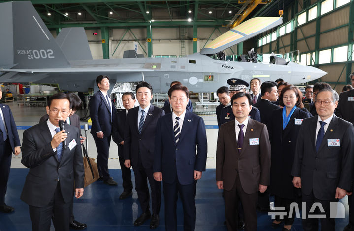 [사천=뉴시스] 고범준 기자 = 이재명 대통령이 25일 경남 사천 한국항공우주산업(KAI)에서 KF-21 양산 1호기 생산 현장을 시찰하고 있다. 2026.03.25. bjko@newsis.com