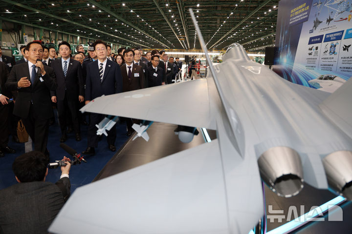 [사천=뉴시스] 고범준 기자 = 이재명 대통령이 25일 경남 사천 한국항공우주산업(KAI)에서 KF-21 양산 1호기 생산 현장을 시찰하고 있다. 2026.03.25. bjko@newsis.com