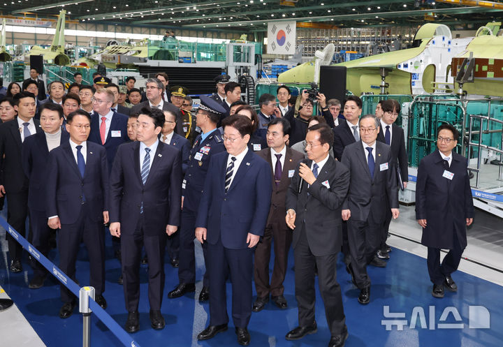 [사천=뉴시스] 고범준 기자 = 이재명 대통령이 25일 경남 사천 한국항공우주산업(KAI)에서 KF-21 양산 1호기 생산 현장을 시찰하고 있다. 2026.03.25. bjko@newsis.com