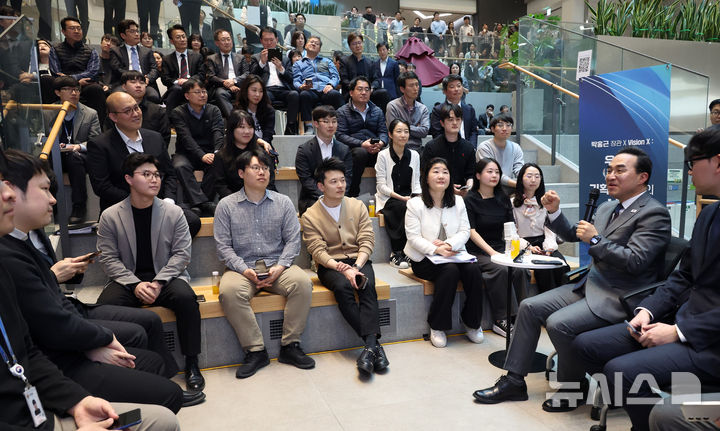 [세종=뉴시스] 강종민 기자 = 박홍근 기획예산처 초대 장관이 25일 세종시 정부세종청사에서 열린 소통 간담회에서 직원들과 소통하고 있다. 2026.03.25. ppkjm@newsis.com