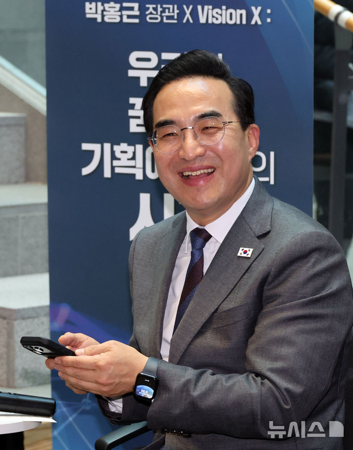 [세종=뉴시스] 강종민 기자 = 박홍근 기획예산처 초대 장관이 25일 세종시 정부세종청사에서 열린 소통 간담회에서 밝은 표정을 짓고 있다. 2026.03.25. ppkjm@newsis.com