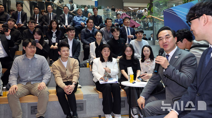 [세종=뉴시스] 강종민 기자 = 박홍근 기획예산처 초대 장관이 25일 세종시 정부세종청사에서 열린 소통 간담회에서 직원들과 소통하고 있다. 2026.03.25. ppkjm@newsis.com