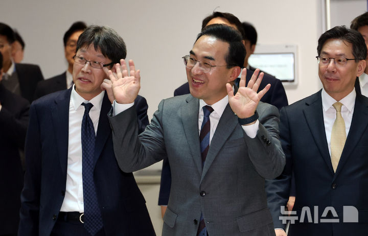 [세종=뉴시스] 강종민 기자 = 박홍근 기획예산처 초대 장관이 25일 세종시 정부세종청사에서 열린 소통 간담회에 참석하며 직원들을 향해 손을 흔들어 인사하고 있다. 2026.03.25. ppkjm@newsis.com