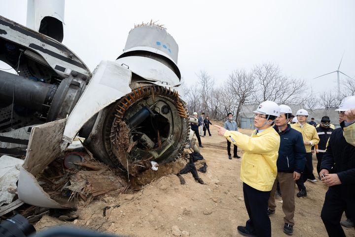 [서울=뉴시스] 김성환 기후에너지환경부 장관이 25일 최근 사고가 발생한 경북 영덕풍력발전단지를 찾아 파손 현장을 살펴보고 있다. (사진=기후에너지환경부 제공) 2026.03.25. photo@newsis.com *재판매 및 DB 금지