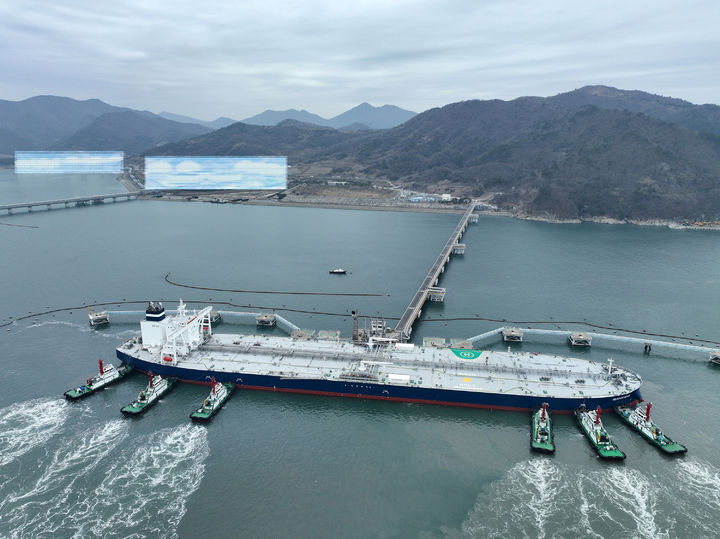 [서울=뉴시스] 한국석유공사는 25일 UAE 아부다비 국영석유사(ADNOC) 와의 국제공동비축 사업으로 확보한 원유 200만 배럴을 공사 여수 석유비축기지에 입고 중이라고 밝혔다.사진은 지난 2023년 3월 21일 한국석유공사 여수비축기지에 UAE 아부다비 국영석유사(ADNOC)의 원유 200만 배럴이 입고되는 모습. (사진=한국석유공사 제공) 2026.03.25. photo@newsis.com *재판매 및 DB 금지