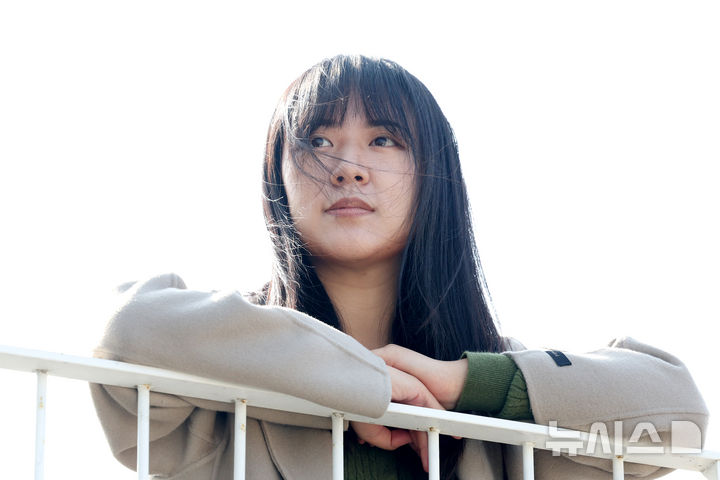 [서울=뉴시스] 박진희 기자 = 백온유 작가가 지난 25일 서울 마포구 한 카페에서 인터뷰 하고 있다. 작가는 최근 소설집 '약속의 세대'를 출간했다. 2026.03.27. pak7130@newsis.com