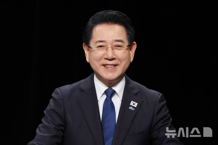 [광주=뉴시스] 이영주 기자 = 더불어민주당 전남광주통합특별시장 경선 후보인 김영록 전남도지사가 25일 광주 서구 KBC광주방송에서 열린 전남광주통합특별시장 민주당 후보 토론회에 참여해 발언하고 있다. 2026.03.25. leeyj2578@newsis.com