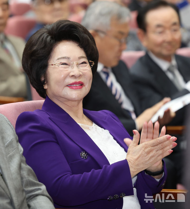 [인천=뉴시스] 전진환 기자 = 이길여 가천길재단 회장이 25일 인천 남동구 가천대 길병원 암센터에서 열린 '가천이길여길' 명예도로명 지정 기념 제막식에서 박수치고 있다. 2026.03.25. amin2@newsis.com