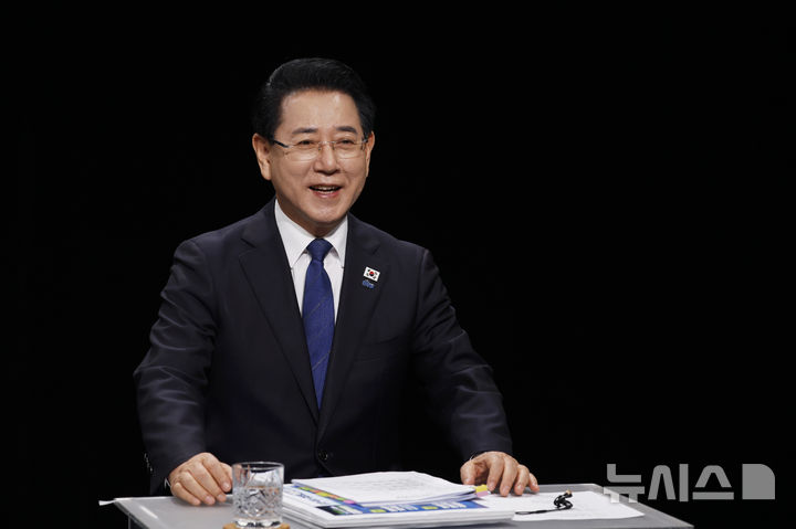 [광주=뉴시스] 이영주 기자 = 더불어민주당 전남광주통합특별시장 경선 후보인 김영록 전남도지사가 25일 광주 서구 KBC광주방송에서 열린 전남광주통합특별시장 민주당 후보 토론회에 참여해 발언하고 있다. 2026.03.25. leeyj2578@newsis.com