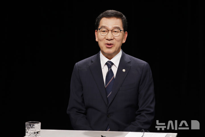 [광주=뉴시스] 이영주 기자 = 더불어민주당 전남광주통합특별시장 경선 후보인 신정훈 국회 행정안전위원장이 25일 광주 서구 KBC광주방송에서 열린 전남광주통합특별시장 민주당 후보 토론회에 참여해 발언하고 있다. 2026.03.25. leeyj2578@newsis.com