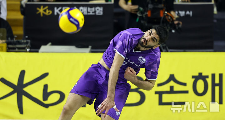 [의정부=뉴시스] 최진석 기자 = 25일 경기 의정부 경민대학교 기념관에서 열린 2025~2026 V리그 준플레이오프 KB 손해보험과 우리카드의 경기, 우리카드 알리가 서브를 넣고 있다. 2026.03.25. myjs@newsis.com