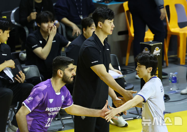 [의정부=뉴시스] 최진석 기자 = 25일 경기 의정부 경민대학교 기념관에서 열린 2025~2026 V리그 준플레이오프 KB 손해보험과 우리카드의 경기, 우리카드 박철우 감독대행이 코트를 바라보고 있다. 2026.03.25. myjs@newsis.com