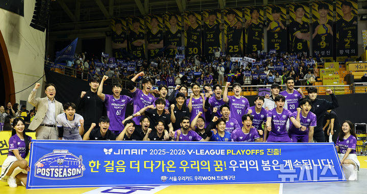 [의정부=뉴시스] 최진석 기자 = 우리카드 선수들이 25일 경기 의정부 경민대학교 기념관에서 열린 2025~2026 V리그 준플레이오프 KB 손해보험과 우리카드의 경기에서 세트스코어 3-0으로 승리하며 플레이오프행을 확정지은 후 기뻐하고 있다. 2026.03.25. myjs@newsis.com