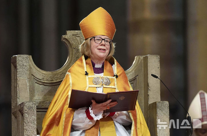 [AP/뉴시스] 3월 25일 새러 멀랄리 대주교가 세계 신도 8000만 성공회의 정신적 수장이 되는 런던 캔터베리 대주교직에 올랐다. 106대 째다. 